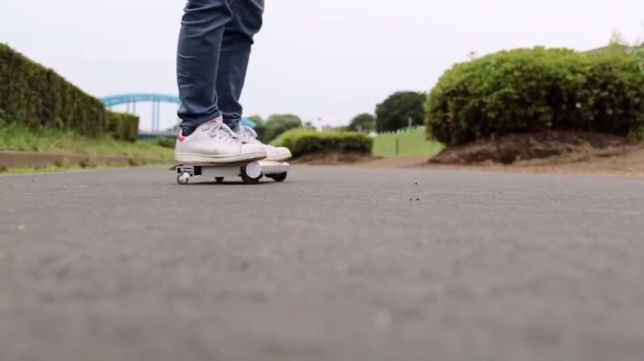 Auf dem Laptop-großen Rollbrett können Personen mit bis zu 120 kg fahren (Bild: Cocoa Motors)