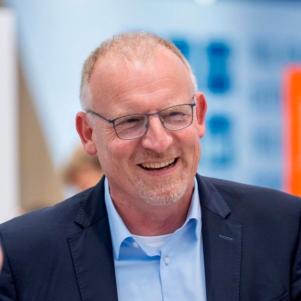 Markus Seydaack, Vertriebsleiter Gewindetechnik bei EMUGE-Werk Richard Glimpel GmbH & Co. KG, zeigt, dass Marketer mit Corporate Influencern auf LinkedIn den Wettbewerb hinter sich lassen.  Das komplette Statement finden Sie in unserem ausführlichen  Trenddossier 2024. (Bild: EMUGE-FRANKEN)