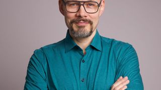 Seit über 30 Jahren ist Helge Sidow als professioneller Sprecher tätig. Laut ihm, hat eine überzeugende Kommunikation nichts mit Glück zu tun, sondern beruht auf dem richtigen Mindset. (Bild: Helge Sidow)