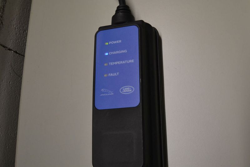 Am Ladekabel selbst wird ebenfalls angezeigt, dass die Batterie noch geladen wird. (Michel / »kfz-betrieb«)