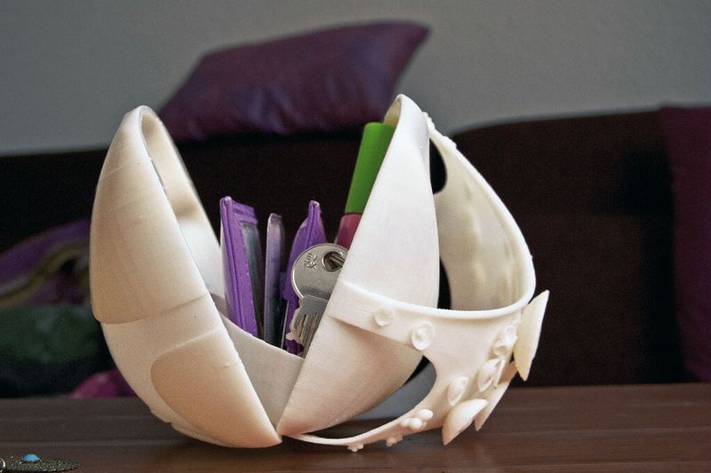Nach dem Prinzip des „Fused Deposition Modeling“ (FDM) entstehen aus dem 3D-Drucker bereits fertige Handtaschenmodelle aus Kunststoff. (Bild: Fraunhofer IPA)