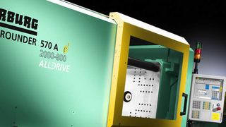 Wie energieeffizient die elektrische Spritzgießmaschine Allrounder 570 A arbeitet, demonstriert Arburg auf der Fakuma beim In-Mould-Labeling. (Archiv: Vogel Business Media)
