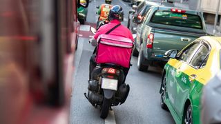 Mit einem Motorroller durch die Rushhour zu manövrieren, kann stressig sein. Hier bietet die Technologie zur Selbststabilisierung von Motorrädern eine ideale Unterstützung.  (Intellias)