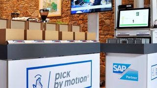 IGZ präsentiert auf der Logimat die neuesten Features aus dem Bereich der gestengesteuerten Kommissionierung mit dem patentierten Pick-by-Motion-Verfahren sowie auch Technologien aus der Welt virtueller Inbetriebnahme und Lagervisualisierung mit VR-Technik. (IGZ)