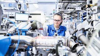 Blick in die Produktion von Abgastechnik am Eberspächer-Standort Neunkirchen. (Eberspächer)