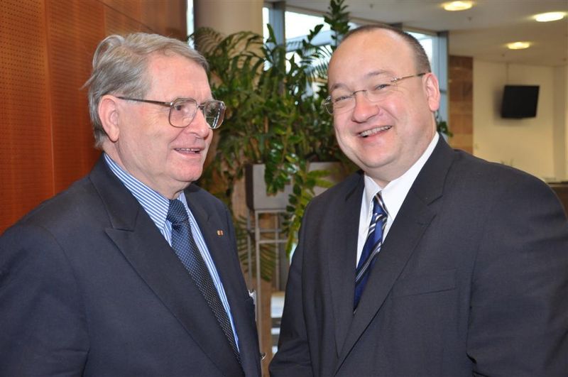 von links: Prof. Dr. Martin Polke, früherer Leiter des Lehrstuhls Prozessleittechnik an der RWTH Aachen  im Gespräch mit Dr. Dirk Van Meirvenne, Managing Director, Bayer Technology Services (Bilder: M.Henig/PROCESS) (Archiv: Vogel Business Media)