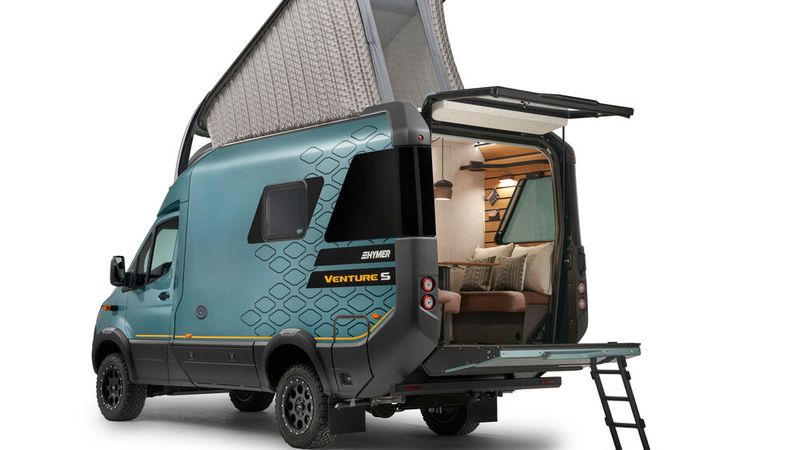 Der Clou ist die zweigeteilte Heckklappe, deren unterer Teil als privates Sonnendeck in Jachtoptik ausgelegt ist. (Bild: Hymer)