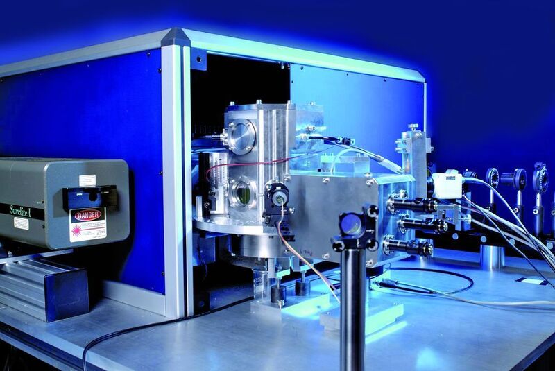 Abb. 4: Messaufbau zur LIBS-Analyse von Partikeln und Tröpfchen.  (Bild: Fraunhofer ILT)