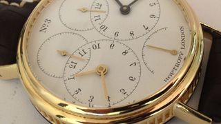 Die erste Atomarmbanduhr der Welt, ein Produkt der britischen Luxusmanufaktur Hoptroff London, wurde im DLMS-Verfahren aus 18 Karat 3N Gelbgold hergestellt. Der Chronometer mit eigener Strahlquelle wiegt ganze 34,1 g! (Bild: Cooksongold)