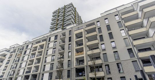 Das Hochhaus „Eden“ überragt die acht-stöckige Blockrandbebauung.(Bild: Tim Kullmann)