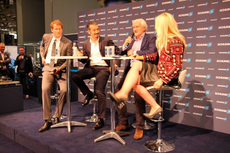 Schunk begeisterte mit seiner Talkrunde der Sport-Giganten. Anekdoten rund um legendäre Fußball-Momente wie das Halbfinalspiel der WM 2006 in Dortmund oder die WM 1990 in Italien gehörten ebenso dazu wie ein differenzierter Blick auf die italienische Serie A, die Bundesliga, die Champions League und die EM 2016. (Bild: Sonnenberg)