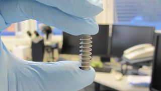 Prototyp einer Kreuzbandschraube aus Magnesium (Bild: Helmholtz-Zentrum Geesthacht (HZG)) (Bild: Helmholtz-Zentrum Geesthacht HZG)