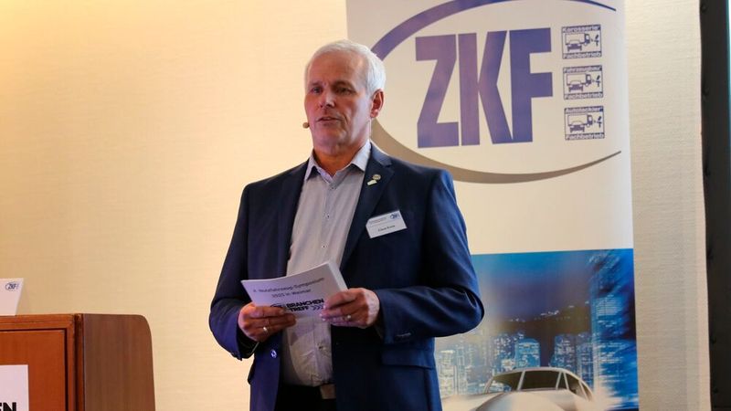 ZKF-Vizepräsident Claus Evels leitete und moderierte die Fachreferate u.a. zu den Themen EU-Einzelgenehmigung, Fahrzeugausstattung und den EU Entsorgungsentwurf. (Bild: Klasing)