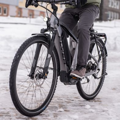 Für Sicherheit und bessere Kontrolle bei winterlichen Straßenverhältnissen sind die passenden Pneus entscheidend. (Bild: www.pd-f.de / Luka Gorjup | Lux Fotowerk)