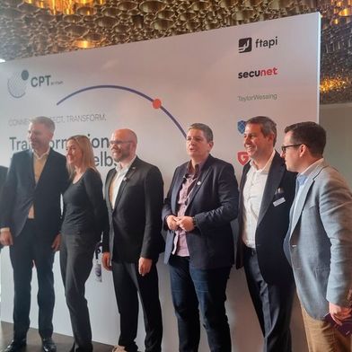 Thomas Händl, Vice President Product Initiatives & Business Development bei FTAPI (v. l. ), Dr. Alexander Schellong, Managing Director Cybersecurity bei der Schwarz Digits, Dr. Constanze Kurz, Expertin für Datenschutz und Sprecherin des Chaos Computer Clubs, Dr. Fabian Mehring, Bayerischer Digitalminister, BSI-Präsidentin Claudia Plattner, Marc-Julian Siewert, CEO von secunet (Security Networks), und Ari Albertini, FTAPI-CEO.  (Bild: © Serina Sonsalla)