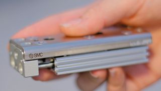 Bild 1: Die pneumatischen Kompaktschlitten sind auf präzise Anwendungen bei geringen Platzverhältnissen ausgerichtet: leicht, kompakt und mit geringer Schlittenhöhe. (Bild: SMC Pneumatik)