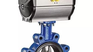Um die Prozesse sicherer zu gestalten, kommen unter anderem dichtungslose Pumpen sowie Absperrklappen, wie die abgebildete Isoria, zum Einsatz. (Bild: KSB)