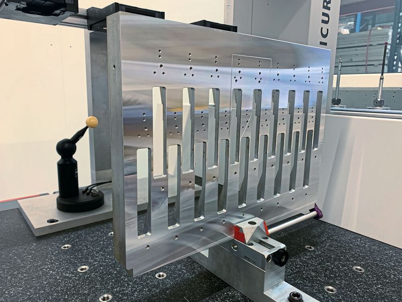 Fertig bearbeitete Aluminium-Trägerplatine: Die Vorgaben des Kunden bezüglich Ebenheit und Oberflächengüte wurden deutlich übertroffen und zusätzlich konnte die Bearbeitungszeit um rund 96% reduziert werden. (Bild: Urma AG)