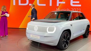 Schon mehrfach hatte VW Entsprechendes angedeutet, jetzt ist der kleine ID erstmals zu sehen. (Bild: Christoph Seyerlein)