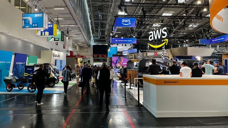 Der Rundgang über die Messe führt vorbei an Zulieferern wie Continental und Techfirmen wie AWS. (Bild: Simon – VCG)