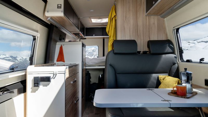 Der Camper bietet viel Komfort auf kleinem Raum. (Bild: Erwin-Hymer-Gruppe)