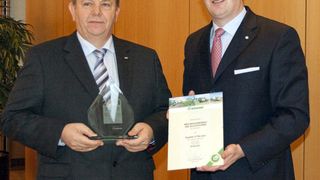 MBH-Firmeninhaber Reinhard Hassink (links) nahm die Erstauszeichnung des Krone-Lieferanten-Awards von Bernard Krone, Chef der gleichnamigen Maschinenfabrik entgegen. Bild: MBH (Archiv: Vogel Business Media)
