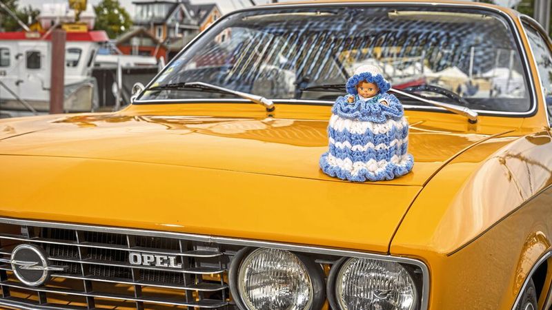 Typisch Siebzigerjahre, typisch Opel: die mit schickem Häkelwerk abgedeckte Klopapierrolle. (Bild: Opel Automobile GmbH)