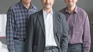 André Wilhelm, System Engineer bei ARO Technologies, Markus Umiker, Verkaufsingenieur OEM/Industry Schneider Electric, und Fritz Marti, Geschäftsführer der ARO Technologies AG (von links). (Bild: Schneider Electric)