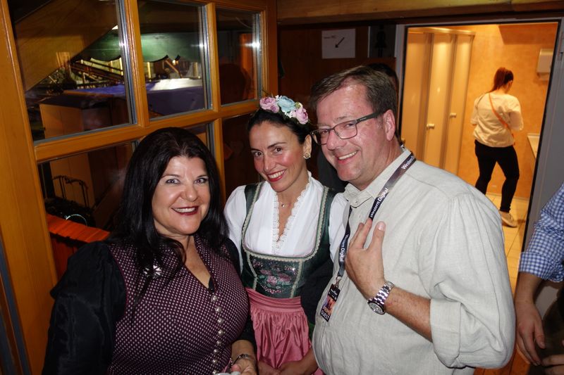 Andreas Hansen, Boston, mit Sumru Gerken, Ingram Micro, und Katja Schraml, Buffalo. (Bild: IT-BUSINESS)