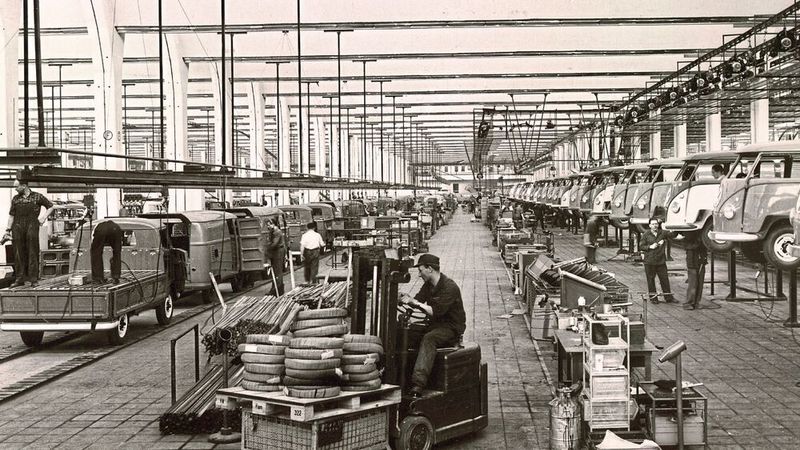 Ein Blick die Halle 1: Hier wird bis heute der VW-Bus gefertigt. Von 1975 bis 2006 baute man auch den „LT“,  von 1989 bis 1995 den „Taro“ und von 2012 bis 2020 den „Amarok“. (Bild: VWN)