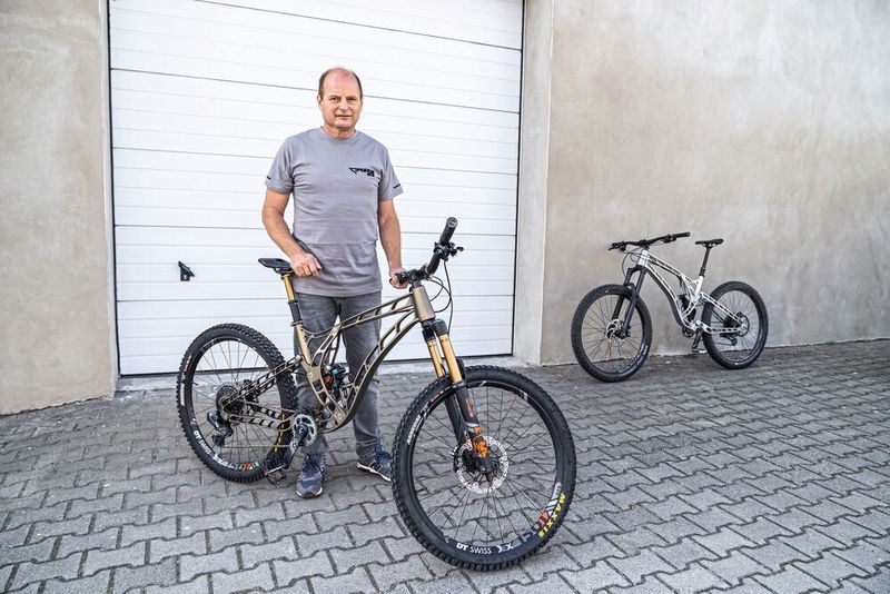Bernd Iwanow präsentiert sein Fracebike. Mit Federgabel, Schaltung und Bremsanlage wiegt es rund 17 Kilogramm. (maikgoering photography)