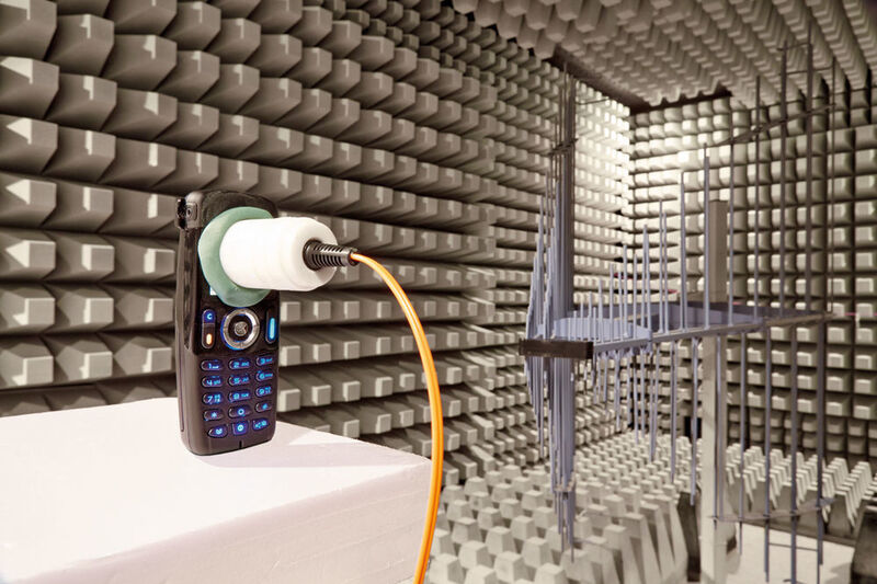 Neue Prüfanforderungen: Die Störfestigkeit gegen Nahfelder bei mobilen Kommunikationsgeräten ist in der Edition 4 der IEC 60601-1-2 geregelt. (Bild: Phoenix Testlab)