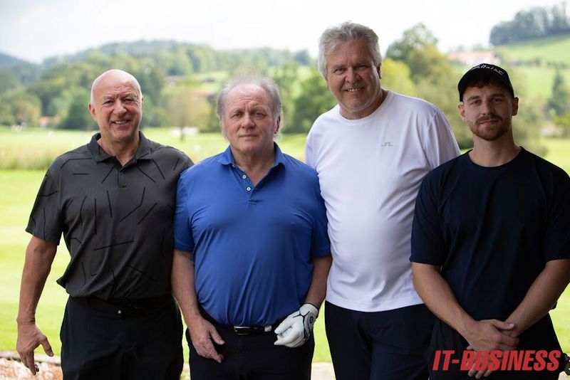 Diese Herren starten an Tee 17: (v. l.) Robert Schreiner und Jürgen Gebardt (beide Gölz Bürotechnik), Alfred Sacagi, Andreas Ludwig (Bobfahrer) (Bild: Vogel IT-Medien GmbH)