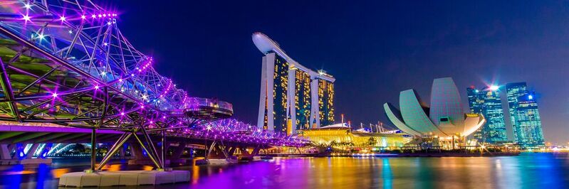 Skyline von Singapur: Halbleiterhersteller Globalfoundries baut seine Fab in dem asiatischen Staat massiv aus. Auf rund 23.000 Quadratmeter neuer Reinraumfläche sollen Produkte für Märkte wie Automotive und 5G entstehen.