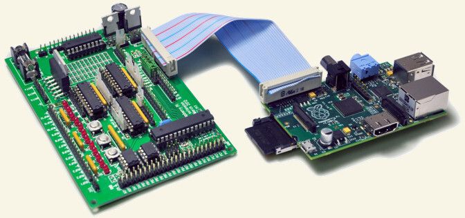 Duo: Das Gertboard (links) macht aus dem Raspberry Pi eine Steuer- Mess- und Regeleinheit (Bild: RaspberryPi.org)