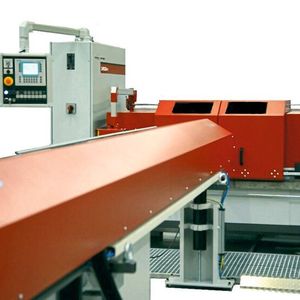 Von Profiroll wird ein automatisierter Stangenlader genutzt und angebunden, wie er auch bei Drehmaschinen zum Einsatz kommt. Dieser vereinzelt die Bauteile und schiebt sie in den Arbeitsraum.