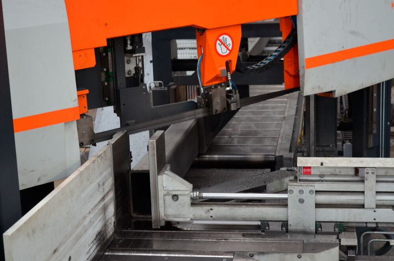 Die Kastomiwin bei Klöckner bietet einen Schnittbereich von bis zu 460 mm × 360 mm. Die Gehrungswinkel lassen sich bei ihr in einem Bereich zwischen -45 und 60° frei einstellen. (Kasto)