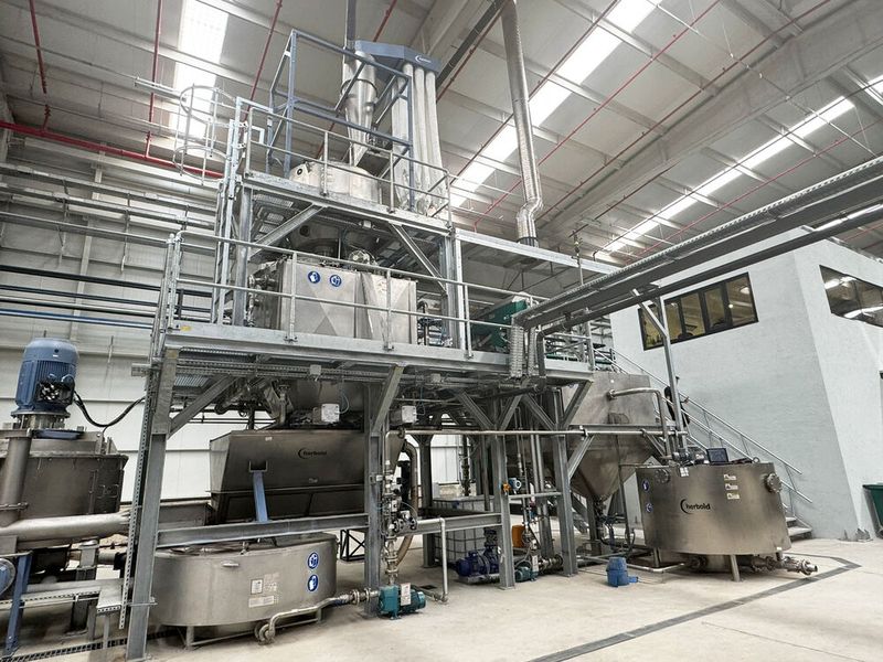 Als zentrale Prozessstufe innerhalb der PET-Waschanlage ermöglicht die Heißwaschstufe im Batch-Verfahren eine kontrollierte Temperaturführung sowie definierte Verweilzeiten zur effizienten Entfernung von Etiketten, Klebstoffen und organischen Rückständen. (Bild: Herbold Meckesheim, Germany)