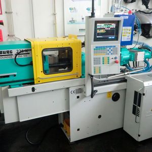 Spritzgießmaschine Arburg Allrounder 221K im Labor für Kunststoffverarbeitung und -prüfung der Beuth Hochschule für Technik in Berlin.