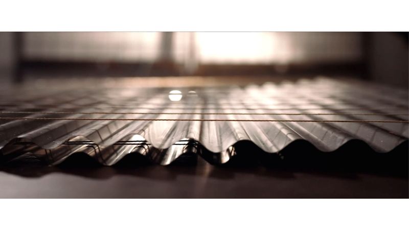 ZeroCoreVac-Paneele basieren auf dem bewährten Funktionsprinzip der Thermoskanne – aber flach. Sie reduzieren die Dämmstärke um bis zu 70 % und senken den Energiebedarf um bis zu 60 %.(Bild:  V21 GmbH)