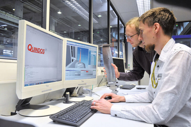 Der virtuelle Messraum für die Offline-Programmierung des Messaublaufs besteht aus dem I++Simulator im Einsatz mit Quindos. (Bild: Siemens / Richterfoto)