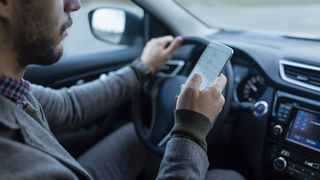 Wenn sich das Auto um vieles selbst kümmert, verleitet das den Fahrer zu anderen Tätigkeiten. (Bild: Tüv Nord)