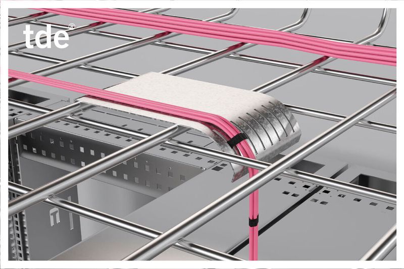 Die Kabelabgangsbleche von tde sollen die Einhaltung der Biegeradien garantieren. (Bild: tde)