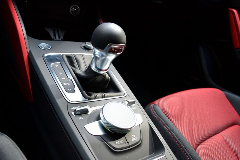 Über einen Dreh-/Drücksteller sowie zwei Tasten und zwei Kippschalter auf dem Mitteltunnel lassen sich die Funktionen steuern. Optional gibt es auch ein Touchpad auf dem Dreh-/Drücksteller, das Scrollen und Zoomen erlaubt. (Michel/»kfz-betrieb«)