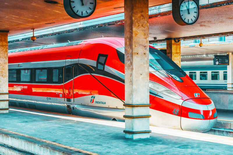 Platz 9 erreichen die Hochgeschwindigkeitszüge des italienischen Eisenbahnverkehrsunternehmens Trenitalia. Die Züge der Reihe Le Frecce (die Pfeile) erreichen auf ihren Schnellfahrstrecken 300 km/h. Mit der Baureihe Frecciarossa (roter Pfeil) sind höhere Geschwindigkeiten geplant, was auf Testfahrten getestet wird. (© BRIAN_KINNEY - stock.adobe.com)