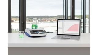 Kern & Sohn zeigt auf der Analytica 2026, wie sich Waagen und weitere Messgeräte in digitale Arbeitsabläufe integrieren lassen, im Bild die Präzisionswaage Kern PDS im Zusammenspiel mit der Software Kern Balance Connection. (Bild: Kern & Sohn)