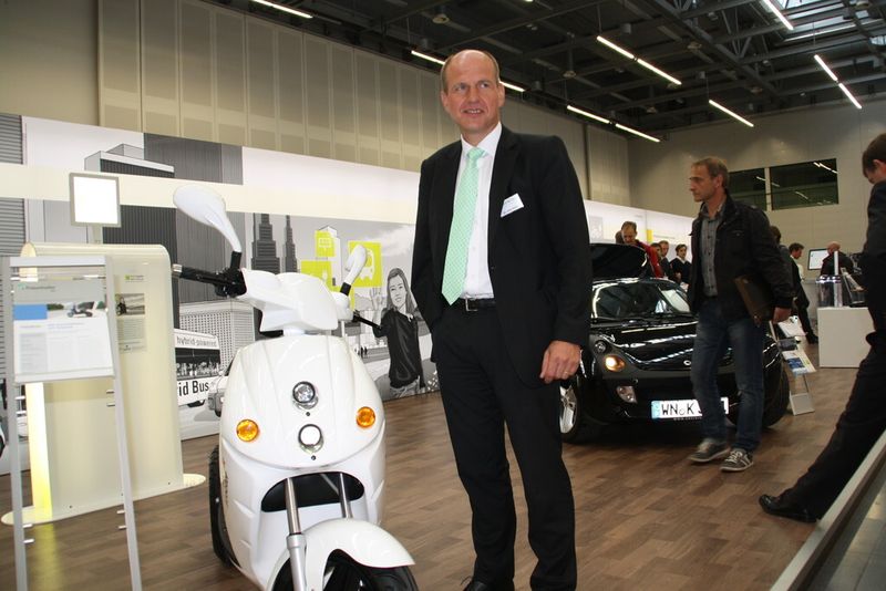 Dieser E-Scooter ähnelt im Fahrverhalten einem Motorrad. (Bild: Zwettler, konstruktionspraxis)