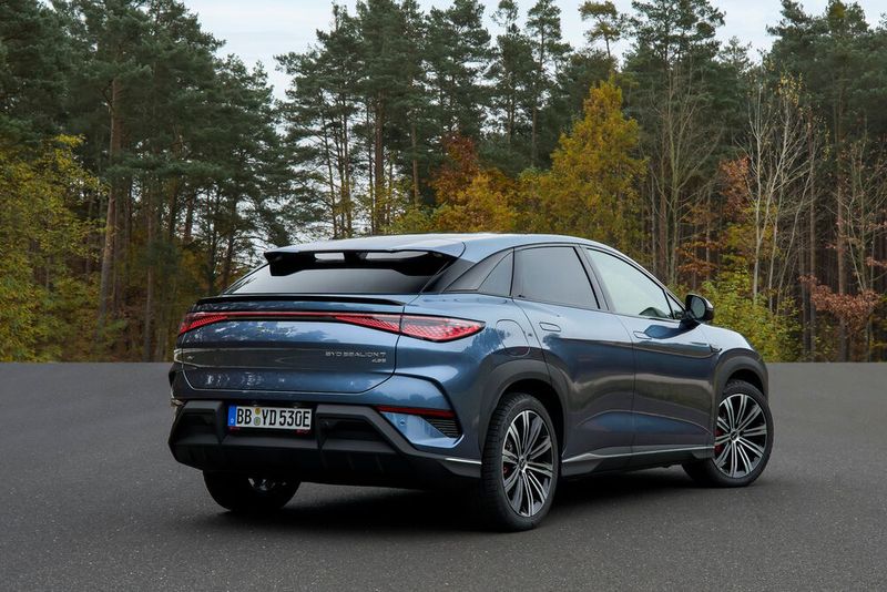 Wie viele andere neue E-Autos bietet auch der Sealion ein sich über die gesamte Breite des Hecks erstreckendes Rücklicht. (Bild: BYD)