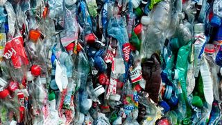 Plastikmüll gibt es mehr als genug auf dieser Welt. Zwei Unternehmen haben deshalb einfache Methoden entwickelt, mit denen der Verpackungsmüll auf bis zu 25 % reduziert werden soll. (gemeinfrei)