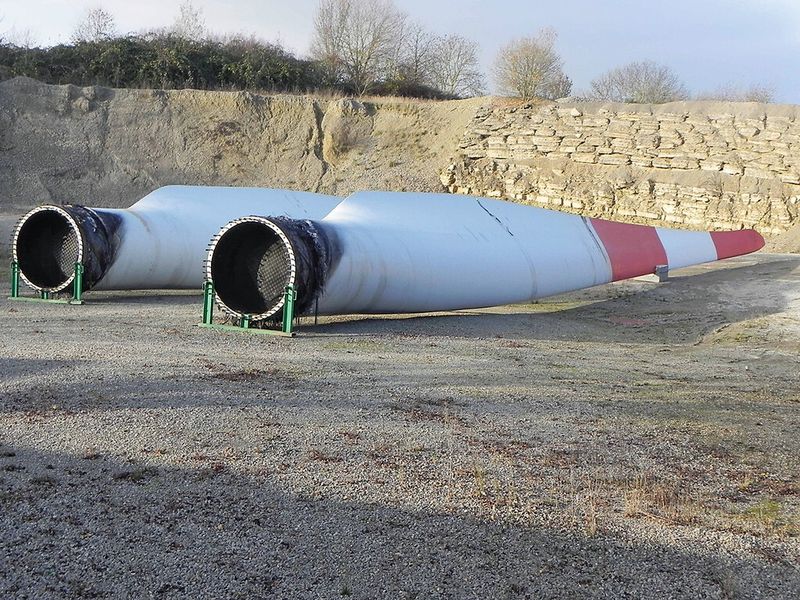 Abmontierte Rotorblätter einer durch Blitzschlag zerstörten Windkraftanlage. Bald werden nicht mehr nur einzelne Unfälle der Grund dafür sein, dass diese GFK-Riesen ab und an beseitigt werden müssen: denn die erste Generation von Anlagen hat bald ausgedient. (Fraunhofer-ICT)